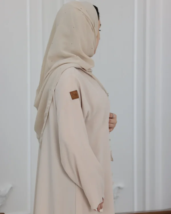 ⁦عباية بيج محددة بفصوص⁩ - الصورة ⁦5⁩