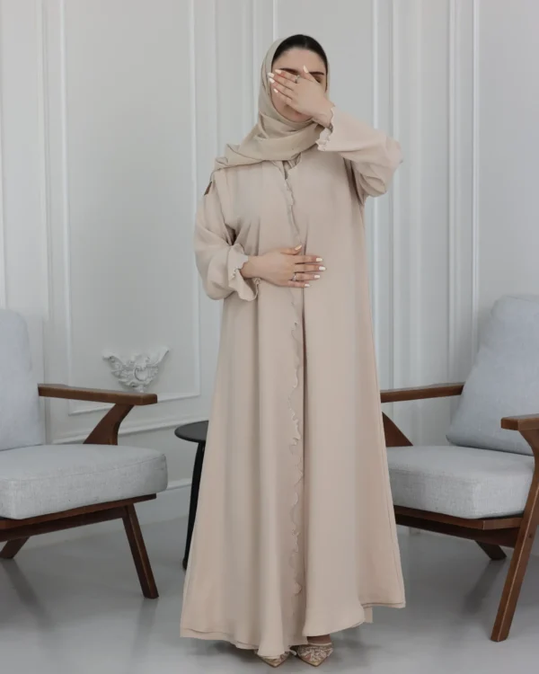 ⁦عباية بيج محددة بفصوص⁩ - الصورة ⁦7⁩