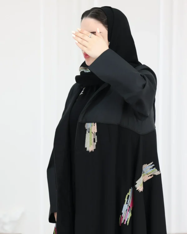 ⁦عباية حنين كلوش كامل بقماش كريب الابداع مع طرحه مطرزه⁩ - الصورة ⁦3⁩