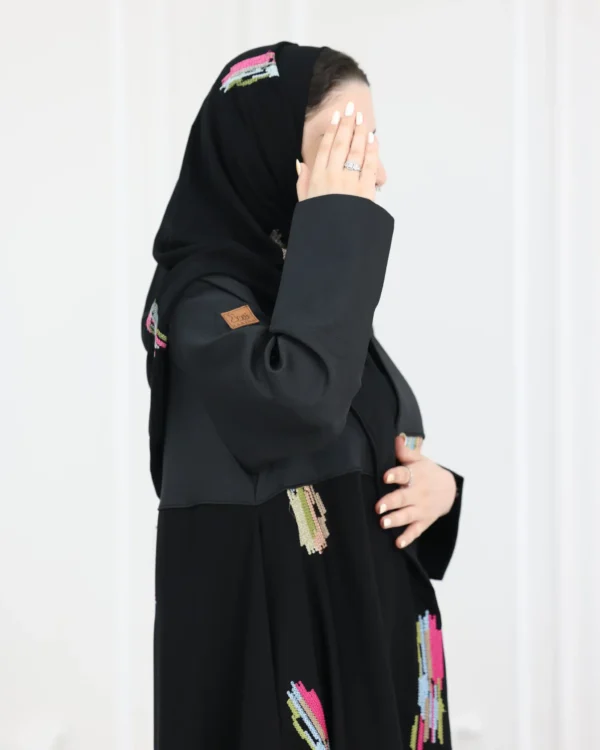 ⁦عباية حنين كلوش كامل بقماش كريب الابداع مع طرحه مطرزه⁩ - الصورة ⁦5⁩