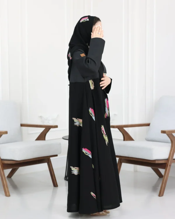 ⁦عباية حنين كلوش كامل بقماش كريب الابداع مع طرحه مطرزه⁩ - الصورة ⁦6⁩