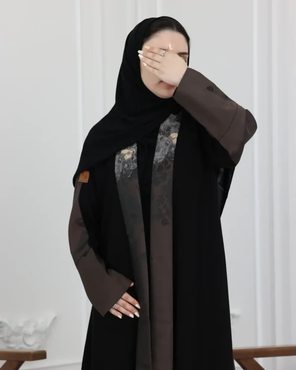 ⁦عباية جاكار بني من الخلف مرسومة بورود⁩ - الصورة ⁦3⁩