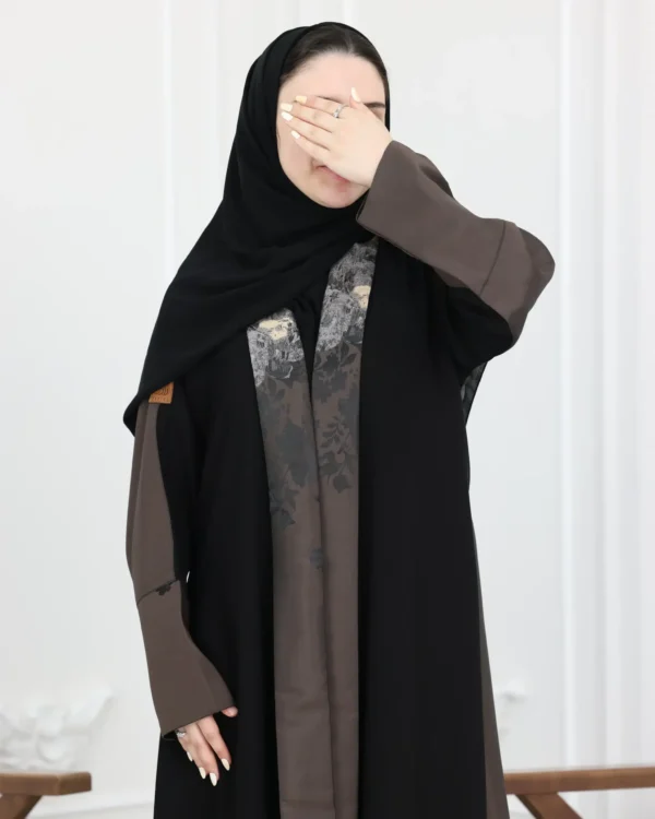 ⁦عباية جاكار بني من الخلف مرسومة بورود⁩ - الصورة ⁦7⁩