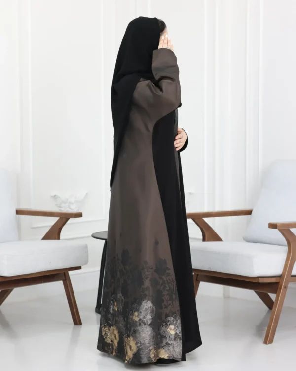 ⁦عباية جاكار بني من الخلف مرسومة بورود⁩ - الصورة ⁦2⁩