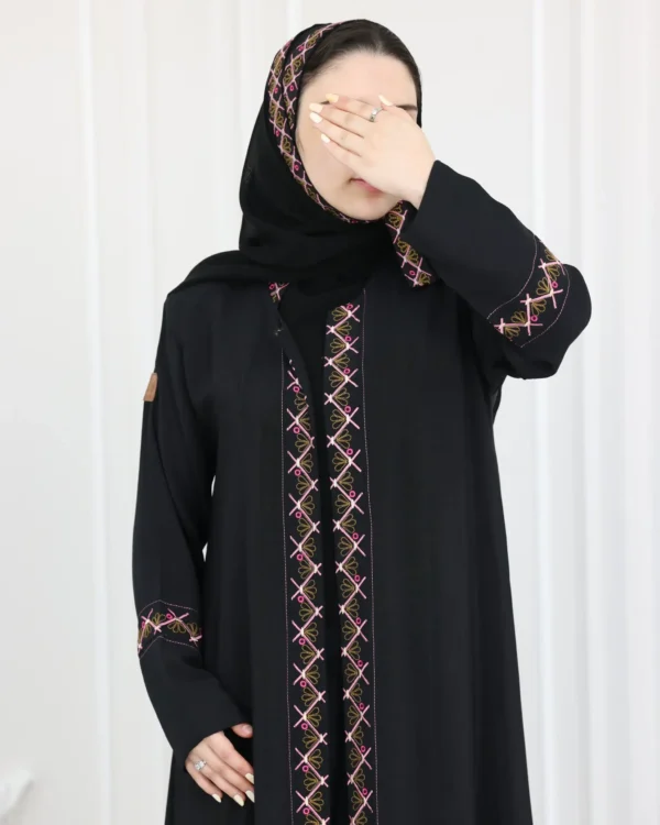 ⁦عباية اسود كلوش بقماش باربي بتطريز لون بنك⁩ - الصورة ⁦2⁩