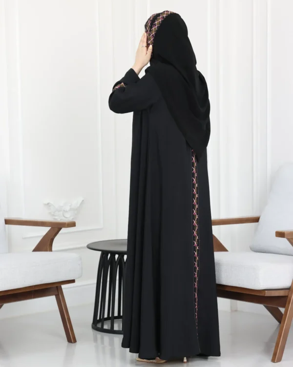⁦عباية اسود كلوش بقماش باربي بتطريز لون بنك⁩ - الصورة ⁦6⁩