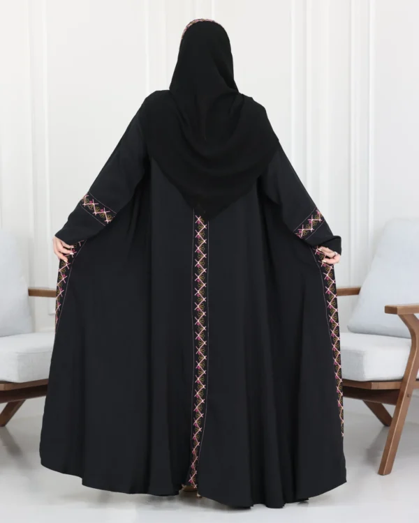 ⁦عباية اسود كلوش بقماش باربي بتطريز لون بنك⁩ - الصورة ⁦7⁩