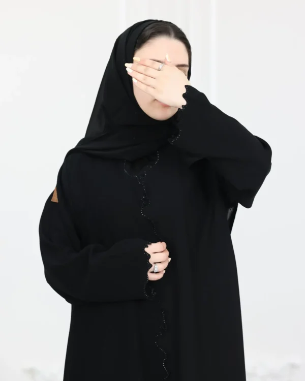 ⁦عباية اسود محددة بفصوص⁩ - الصورة ⁦3⁩