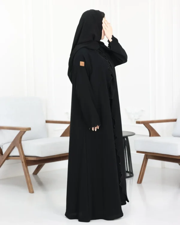 ⁦عباية اسود محددة بفصوص⁩ - الصورة ⁦6⁩