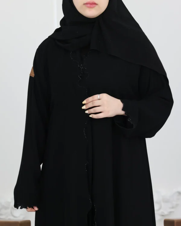 ⁦عباية اسود محددة بفصوص⁩ - الصورة ⁦4⁩
