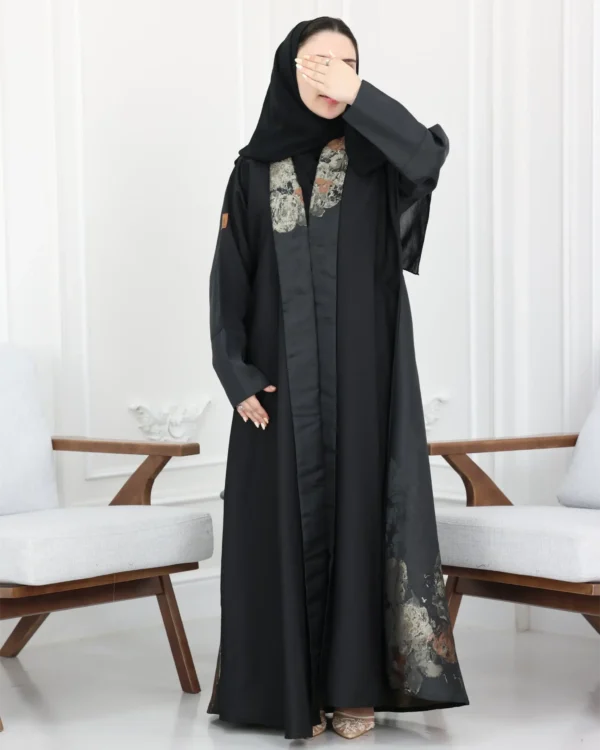 ⁦عباية جاكار اسود من الخلف مرسومة بورود⁩ - الصورة ⁦3⁩
