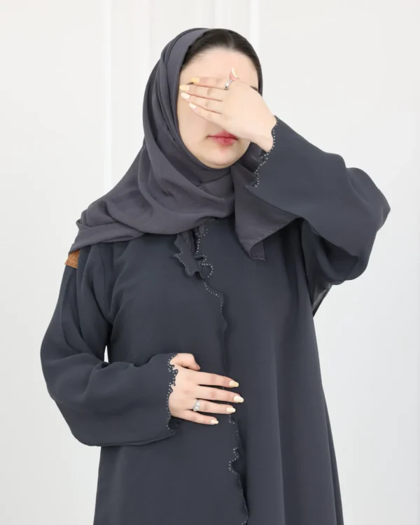 ⁦عباية رمادي محددة بفصوص⁩ - الصورة ⁦4⁩
