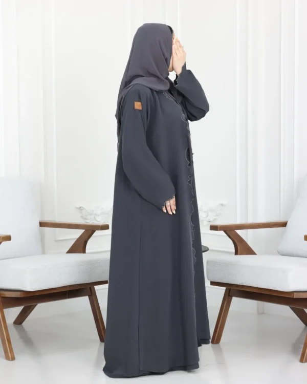 ⁦عباية رمادي محددة بفصوص⁩ - الصورة ⁦2⁩