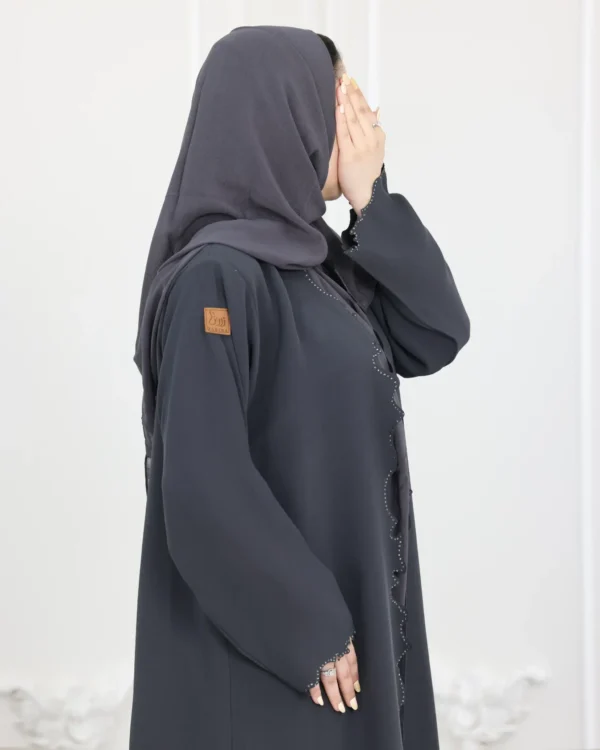 ⁦عباية رمادي محددة بفصوص⁩ - الصورة ⁦5⁩