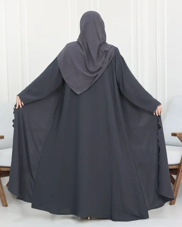 ⁦عباية رمادي محددة بفصوص⁩ - الصورة ⁦3⁩