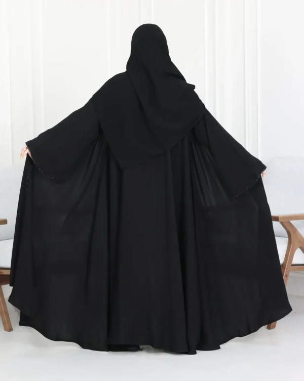 ⁦عباية كلوش بشك اسود محددة⁩ - الصورة ⁦3⁩
