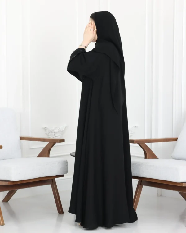 ⁦عباية كلوش بشك اسود محددة⁩ - الصورة ⁦2⁩