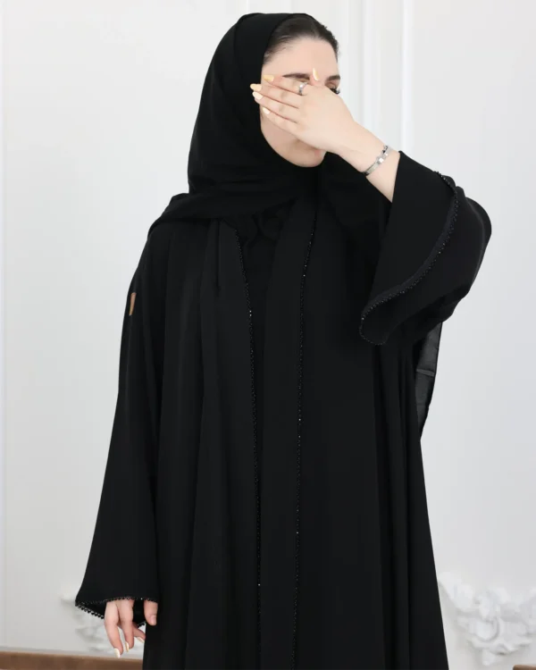 ⁦عباية كلوش بشك اسود محددة⁩ - الصورة ⁦5⁩