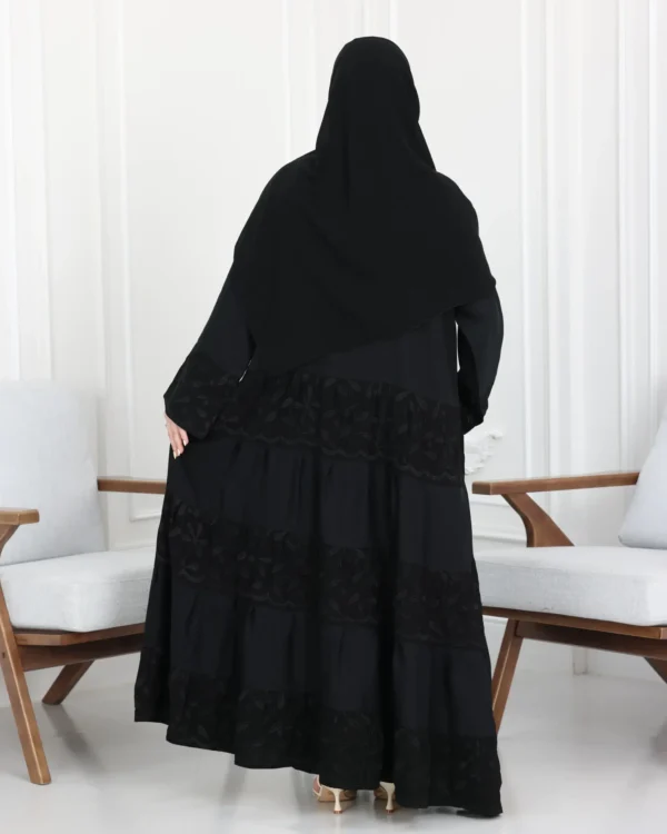 ⁦عباية كلوش هندي بطبقات مطرزه اسود⁩ - الصورة ⁦2⁩