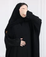 ⁦عباية بشت بتطريز شك اسود مخفي على اكمام⁩ - الصورة ⁦5⁩