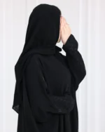 ⁦عباية بشت بتطريز شك اسود مخفي على اكمام⁩ - الصورة ⁦2⁩