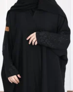 ⁦عباية بشت بتطريز شك اسود مخفي على اكمام⁩ - الصورة ⁦3⁩