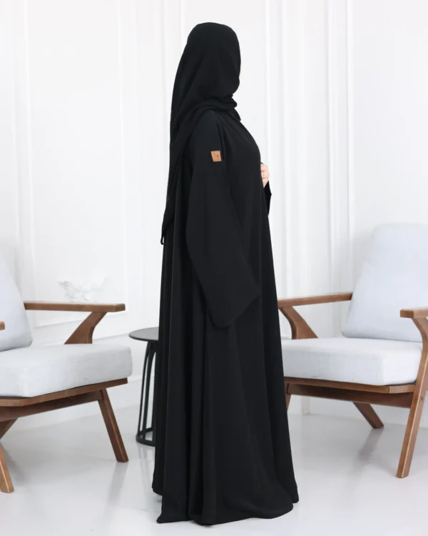 ⁦عباية أحلام كلوش مزينة بخيوط مخفية اسود ناعم 0819⁩ - الصورة ⁦3⁩