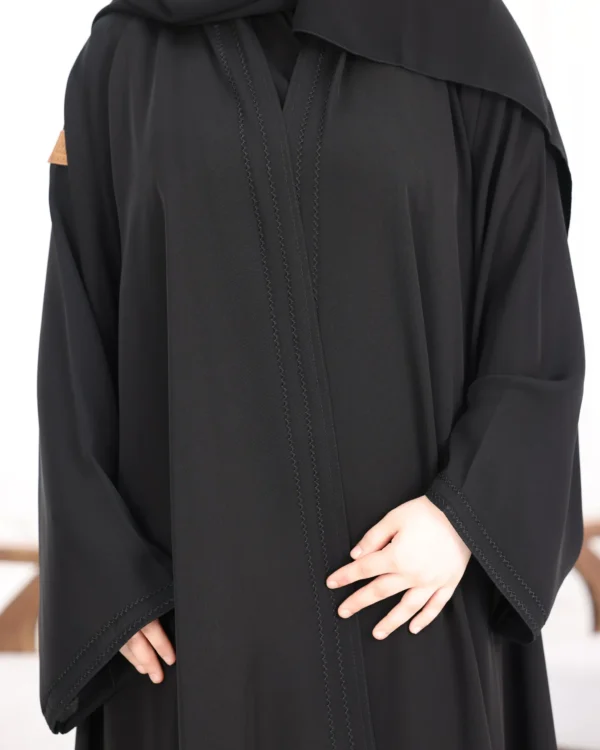 ⁦عباية أحلام كلوش مزينة بخيوط مخفية اسود ناعم 0819⁩ - الصورة ⁦6⁩