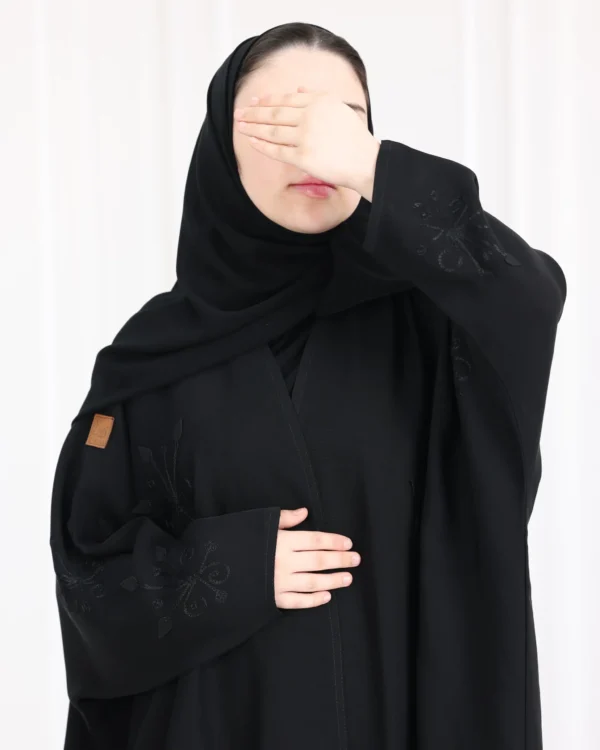 ⁦عباية بشت مزينة بدقات اري اسود⁩ - الصورة ⁦4⁩