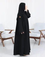 ⁦عباية ساده مغلقه بزراير مزينه نص كلوش محدد من الأكمام واجناب⁩ - الصورة ⁦5⁩