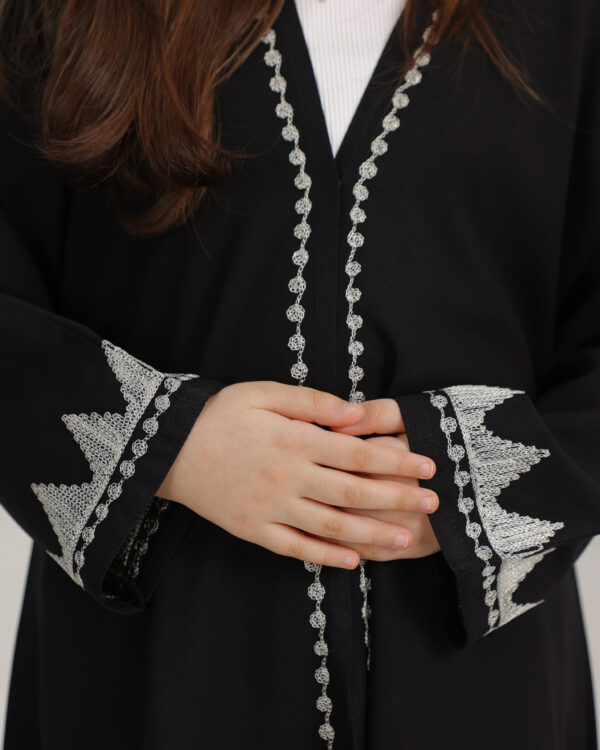 عباية بنات بتطريز اري بلون الابيض