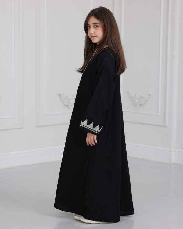 ⁦عباية بنات بتطريز اري بلون الابيض⁩ - الصورة ⁦2⁩