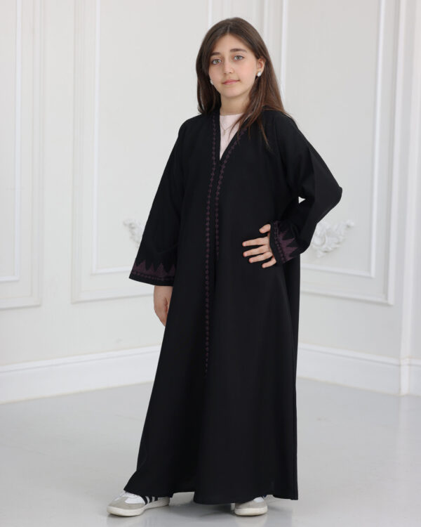 ⁦عباية بناتي بتطريز ارى بلون موف⁩ - الصورة ⁦2⁩