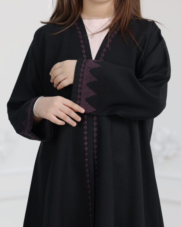 ⁦عباية بناتي بتطريز ارى بلون موف⁩ - الصورة ⁦5⁩