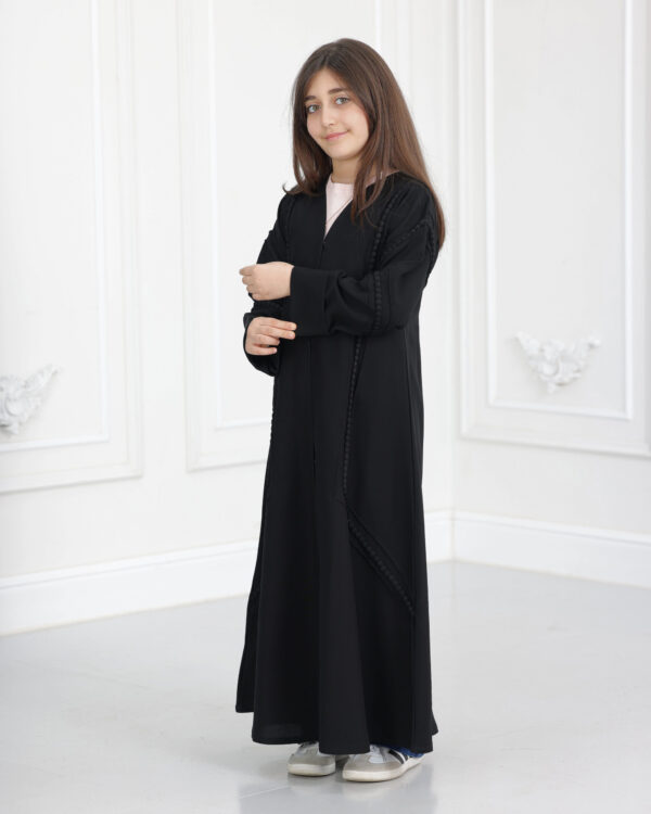 ⁦عباية بناتي محددة بقيطان اسود⁩ - الصورة ⁦3⁩