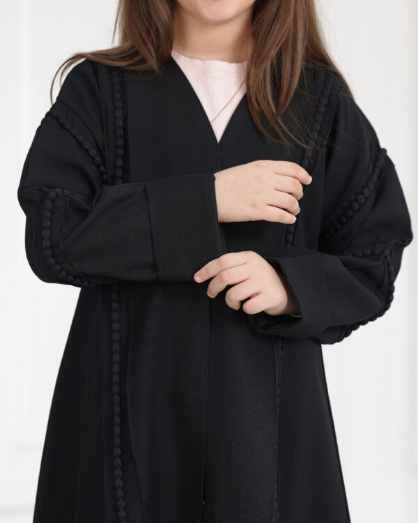 ⁦عباية بناتي محددة بقيطان اسود⁩ - الصورة ⁦4⁩