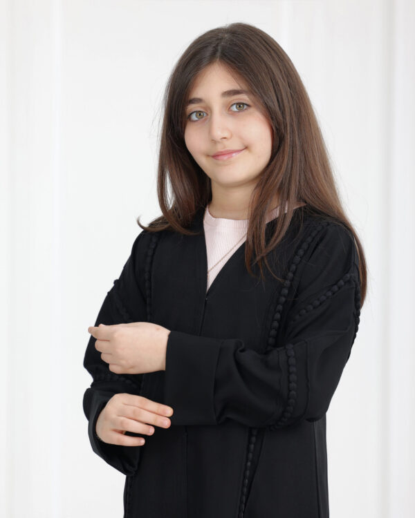 ⁦عباية بناتي محددة بقيطان اسود⁩ - الصورة ⁦5⁩