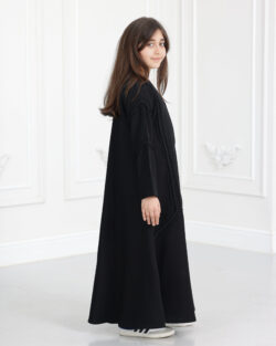 عباية بناتي محددة بقيطان اسود