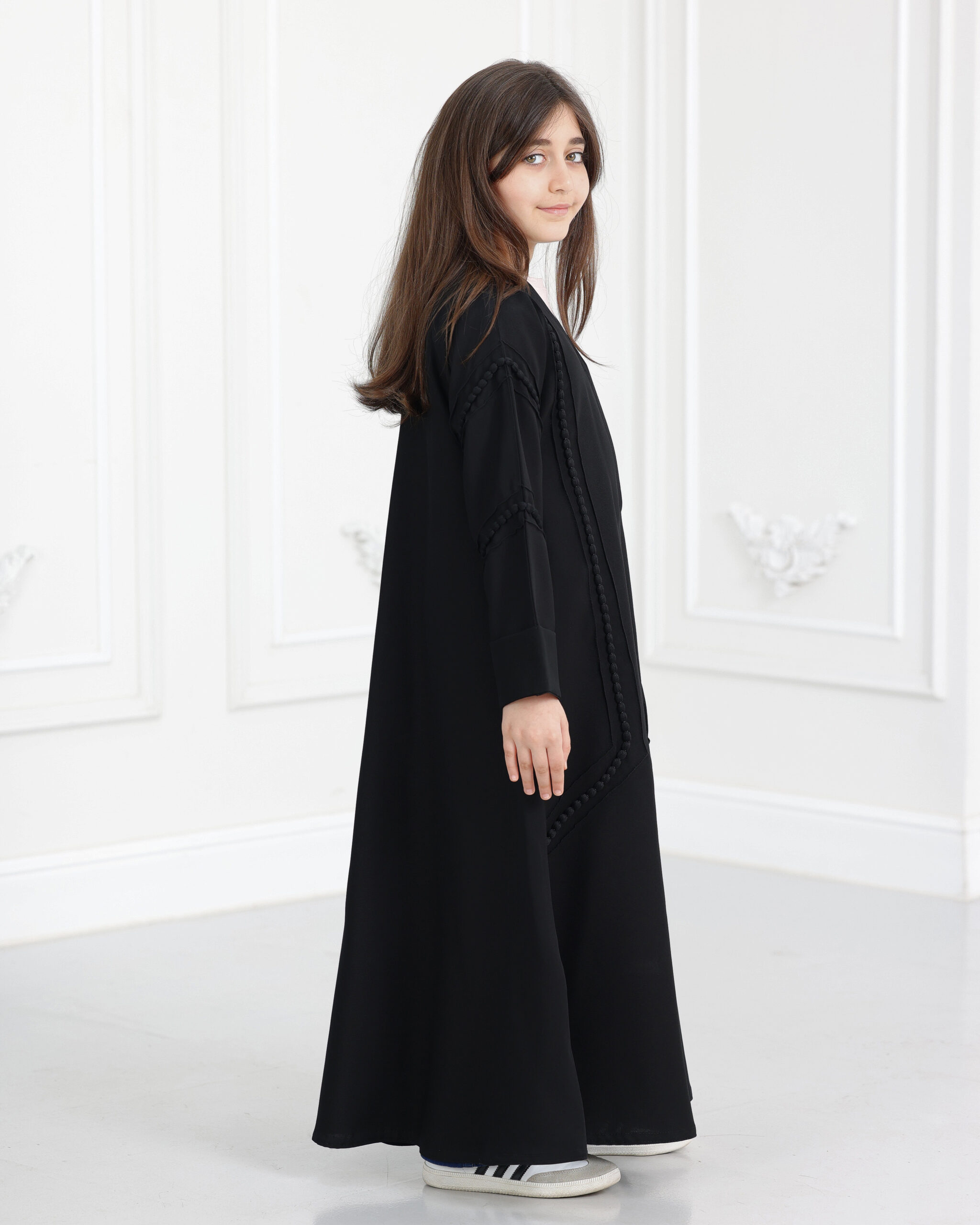 ZA-0840 (4) عباية بناتي محددة بقيطان اسود
