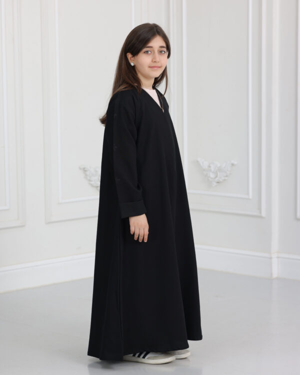 ⁦عباية بناتي مطرزة بورود اسود على اكمام⁩ - الصورة ⁦5⁩