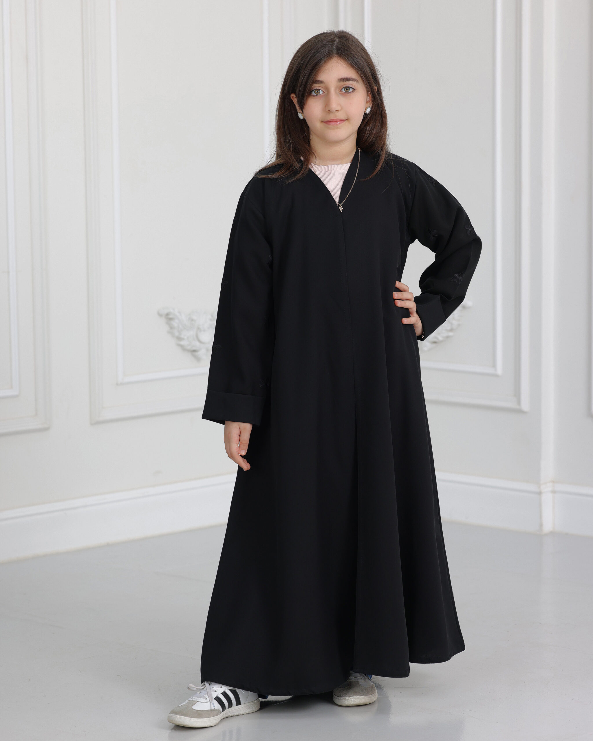 ZA-0843 (4) عباية بناتي مطرزة بورود اسود على اكمام