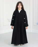 ⁦عباية بناتي مطرزة بورود ابيض على اكمام⁩ - الصورة ⁦3⁩