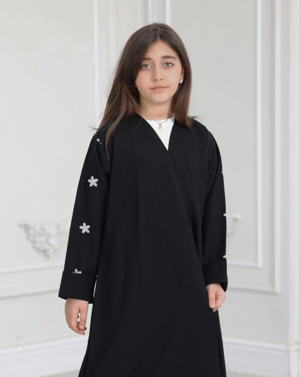 ⁦عباية بناتي مطرزة بورود ابيض على اكمام⁩ - الصورة ⁦7⁩