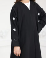 ⁦عباية بناتي مطرزة بورود ابيض على اكمام⁩ - الصورة ⁦8⁩