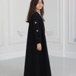 عباية بناتي مطرزة بورود وردي على اكمام