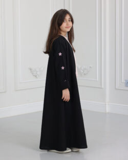 عباية بناتي مطرزة بورود وردي على اكمام