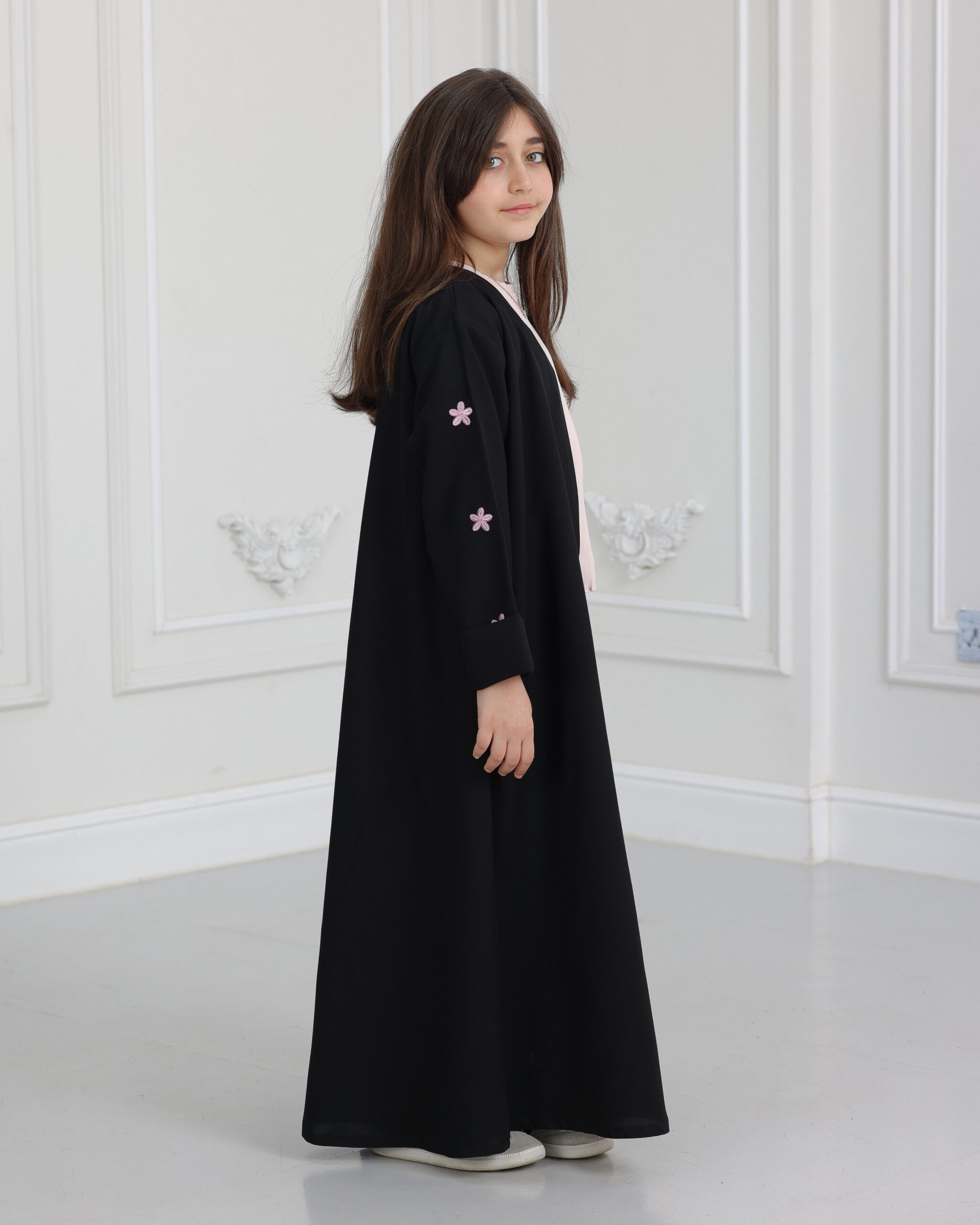 ZA-0845 (3) عباية بناتي مطرزة بورود وردي على اكمام