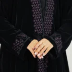 عباية مخمل مطرزة بفراشة بلون موف