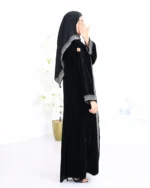 ⁦عباية مخمل مطرزة بدقات بلون ابيض مع طرحة⁩ - الصورة ⁦5⁩