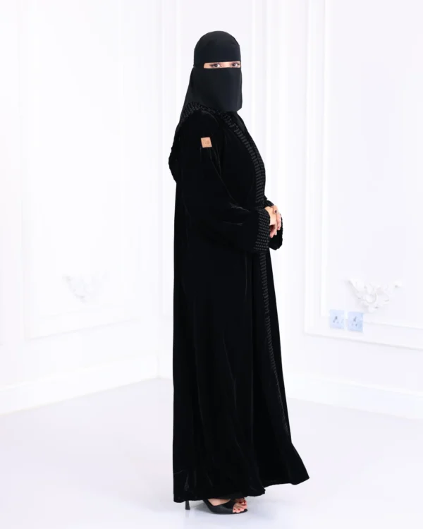 ⁦عباية مخمل مطرزة بدقات بلون اسود مع طرحة⁩ - الصورة ⁦5⁩